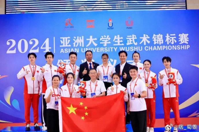 家庭背景不一般，体育生还能进金融体系？这下好了上班时间炫富拍照，开着帕拉梅拉上班，下班打高尔夫