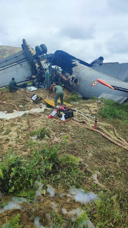 突发：印度一架空军运输机坠毁当地时间13日上午，印度空军一架 AN-32 运输机在阿萨姆邦乔尔哈特空军基地尝试降落时坠毁