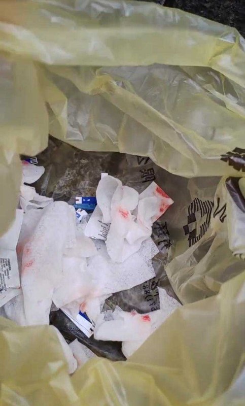 4月14日，杭州一诊所到当地小区进行义诊时，用一个针头给15人采血，居民担心传染疾病，诊所负责人：已开除涉事员工感谢家人们投稿！4月14日，杭州一诊所到当地小区进行义诊时，用一个针头给15人采血，居民担心传染疾病，诊所负责人：已开除涉事员工感谢家人们投稿！