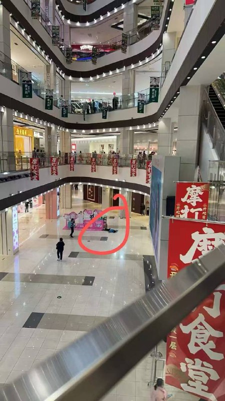 #跳楼 广东，商场有人跳楼！感谢家人们投稿！#跳楼 广东，商场有人跳楼！感谢家人们投稿！