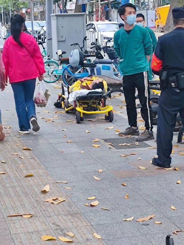 黄篮大战 #美团 #饿了么 #外卖员 骑手 #打架 #锤子 🔨 都拿出来了 2打1 搞不过？黄篮大战 #美团 #饿了么 #外卖员 骑手 #打架 #锤子 🔨 都拿出来了 2打1 搞不过？