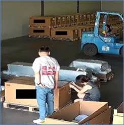 超微SMCI联合创始人廖义贤（Wally Liaw）因向中国走私价值25亿美元的英伟达GPU被捕美国司法部披露了超微(Super Micro)的走私英伟达高端GPU的操作细节：【1】他们准备好假服务器及包装箱；【2】用吹风机加热并揭起原厂服务器的标签和序列号贴纸；【3】将标签和序列号贴纸粘贴在假服务器上，重新包装到原厂包装箱中