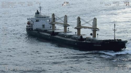 韩国海警紧急转运两名中国籍烧伤船员两名严重烧伤的中国籍船员21日在韩国海警的紧急救援下，被直升机安全转运至医院接受救治