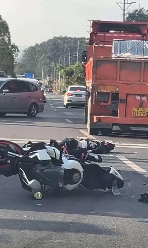 广东 肇庆 一 #摩托 车车主 撞车 后又遭 #货车 #碾压 #车祸 #二次伤害广东 肇庆 一 #摩托 车车主 撞车 后又遭 #货车 #碾压 #车祸 #二次伤害