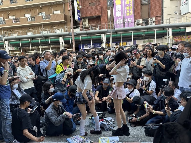 超过20万人参加的日本大型 Cosplay 活动「StuFes 2026」，于 2026 年 5 月 17 日在大坂日本桥登场！有些摄影师故意用超低角度拍摄，甚至刻意放大敏感部位，引发不少争议与批评
