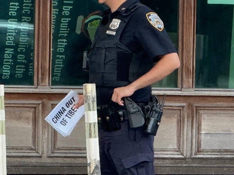 在联合国总部附近自焚身亡的藏族男子叫洛布嘎·让增美国警方表示，该男子被送往贝尔维尤医院后被宣告死亡，并补充称调查正在进行中