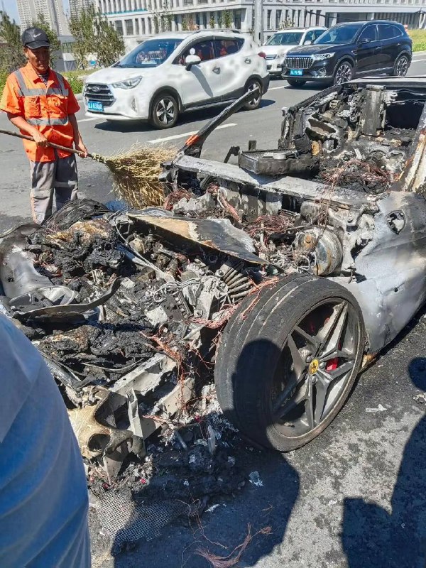 补充9月3日上午 #长春，净月新城大街，一辆 #法拉利 #婚车 #自燃，所幸人没事