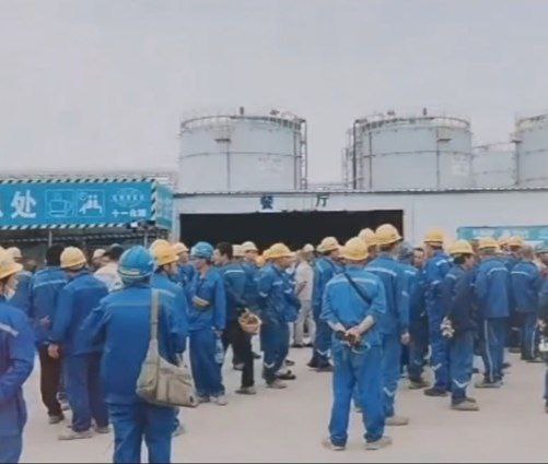 广东 湛江巴斯夫项目数百工人连日 罢工 五个月工资拖欠围堵管理层 走访偷拍调查曝光 劳工权益警钟长鸣啊！ #讨薪广东湛江巴斯夫一体化基地突发劳资风暴！10月30日至31日，中化十一建数百工人集体罢工，围堵管理层高喊“还我血汗钱”，连续五个月工资拖欠成白条，项目资金链断裂疑云密布现场工人情绪爆炸，与管理人员推搡冲突拉满，甚至江苏离职员工千里赶来讨薪，场面混乱如战场