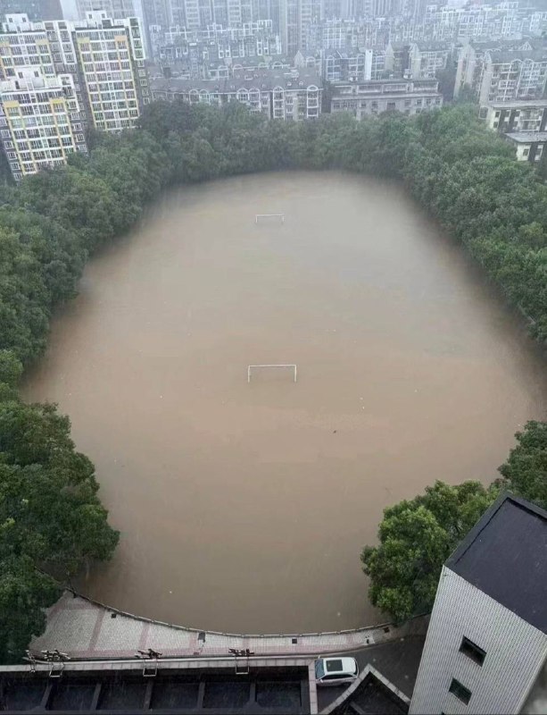 车主要哭死一大片～#长沙暴雨by 匿名投稿车主要哭死一大片～#长沙暴雨by 匿名投稿