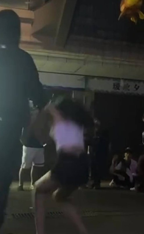 #精神小妹 啤酒瓶 #爆头 你看我敢不敢砸就完事了 ！🍺 #浪费啤酒 酒瓶 💥