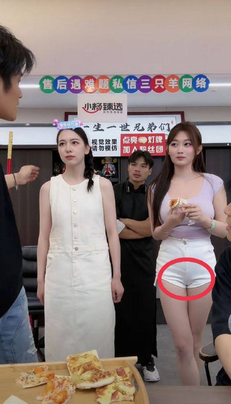 居然敢在 #小杨哥 直播间玩这   难道是为了火?  让直播间六七十万人看鲍鱼😹😹😹   不出意外确实封了  可抖音也不敢惹小杨哥  没几分钟就解了