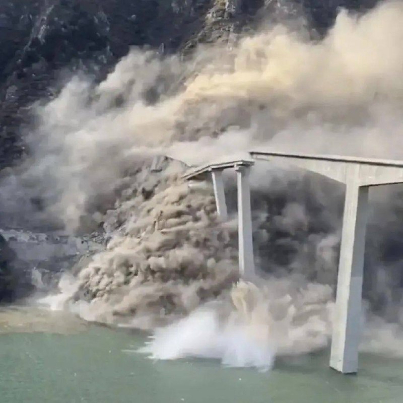 2025年 #中国 已经垮塌了3座特大桥，6月24日，贵州三都县方面 #猴子河特大桥 发生垮塌事故；8月22日，即将合龙通车的青海尖扎县 #黄河特大桥 发生垮塌事故，造成12人遇难，4人下落不明；11月11日，四川阿坝州马尔康市 #红旗特大桥 发生垮塌