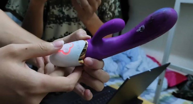 #吃瓜🍉 女大学生 电动玩具！#宿舍 还是鸡窝 🐔by 匿名投稿#吃瓜🍉 女大学生 电动玩具！#宿舍 还是鸡窝 🐔by 匿名投稿