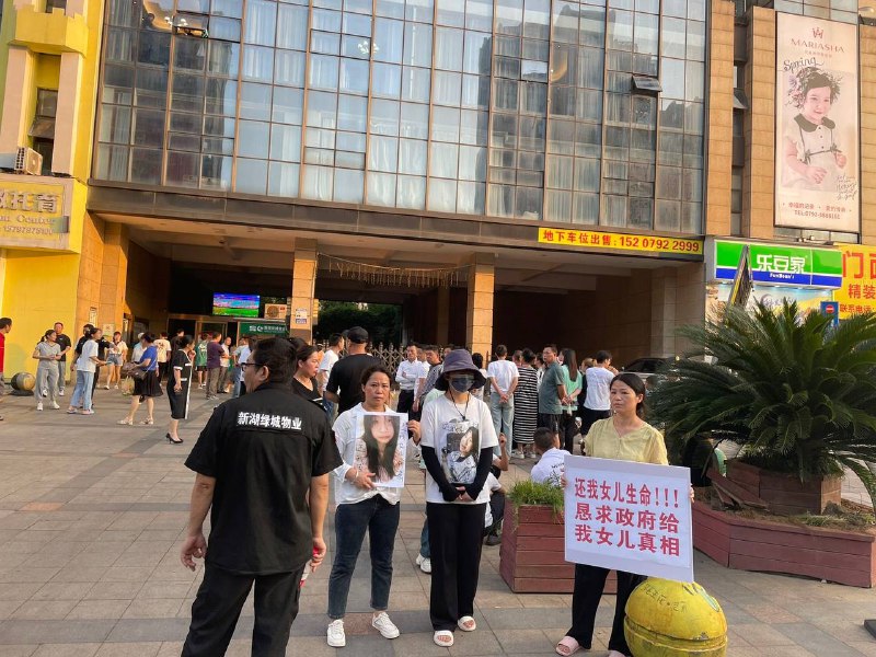 #坠楼 江西九江🔥 她15岁，中考完，暑假里曾经的中学同学邀她去县城玩，8月3号出门，8月5号凌晨在九江市坠楼死亡，九江公安调查了三天让我们以紫砂结案，把湿/体领回去火化，是的，自她si亡后我们看不到湿/体，没有拿到结案书我们看不到湿：体，我们不接受这个提议，因为她根本没有紫砂的动机，我们恳求九江公安能给我们一个事实真相，而不是一个疑点重重的潦草结案