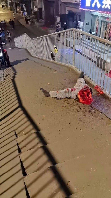 武汉 icc #血腥 ⚠️⚠️⚠️⚠️ #尸体 2.10 武汉花园道icc天桥底下出现一具一分为二的 碎尸 据知情人透露是跳楼自杀撞到栏杆被拦腰切断了