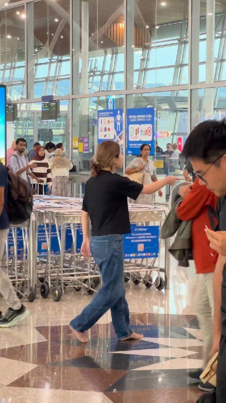今早有个中国女子在吉隆坡机场发出死亡威胁，点名三个国家：马来西亚、新加坡、日本要求这些国家都向中国投降女主一开始用手机在 TikTok 上直播，后来有人抢走了她的手机，想把她拉走，但她没拿手机继续直播，开始一边大喊大叫，让马来西亚、新加坡和日本投降，否则大家一起死，她甚至开始在倒计时