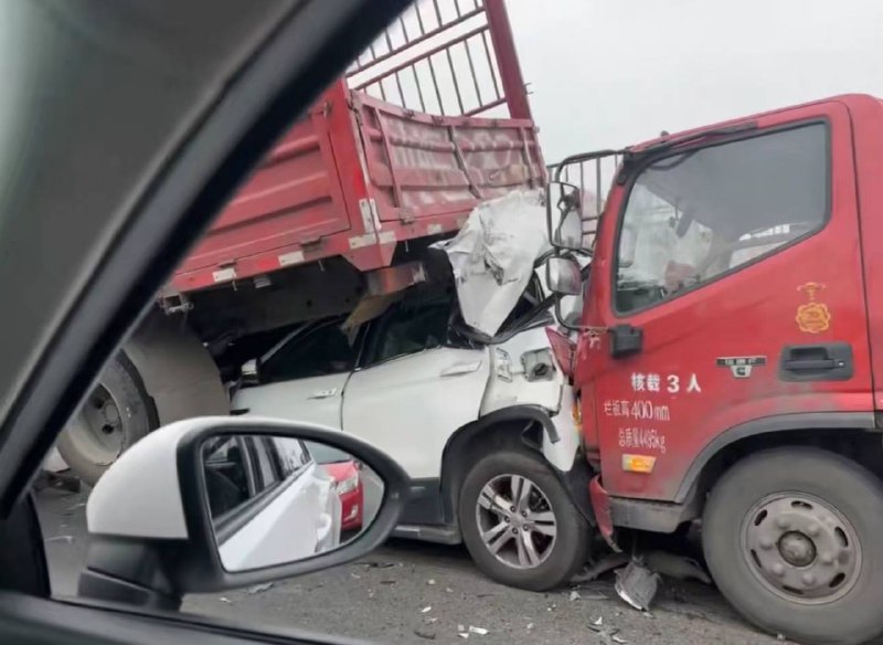 珍惜生命，远离大货！24日，四川成都， 车城大道，#追尾 事故，太吓人了！希望人员平安