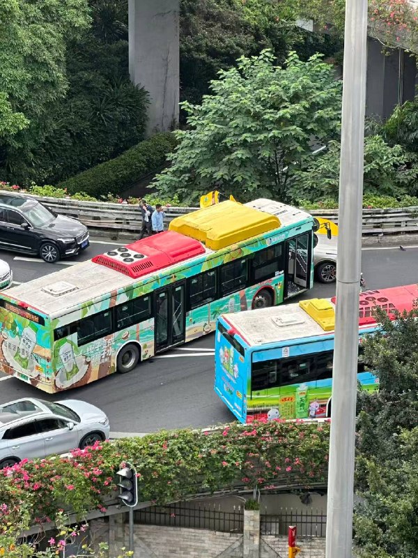 #公交车 司机 突发 疾病 #晕倒 #车祸感谢家人们投稿！#公交车 司机 突发 疾病 #晕倒 #车祸感谢家人们投稿！