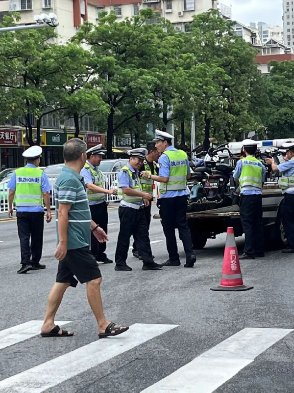 丰收的喜悦🤭 严查 #电瓶车感谢来自某频道的投稿！丰收的喜悦🤭 严查 #电瓶车感谢来自某频道的投稿！