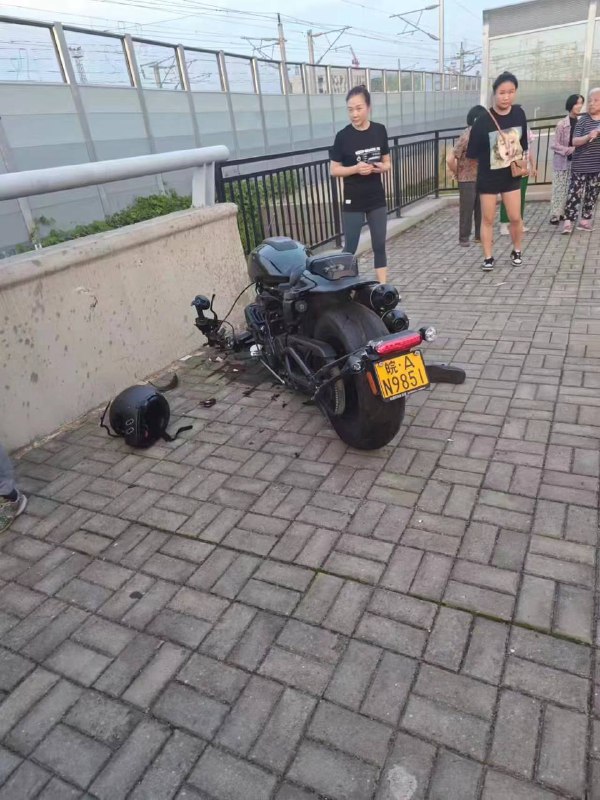 #女骑士 #车祸 #摩托 翻下去了，身材这么好，可惜了 😬感谢 Wong Constance 投稿！#女骑士 #车祸 #摩托 翻下去了，身材这么好，可惜了 😬感谢 Wong Constance 投稿！