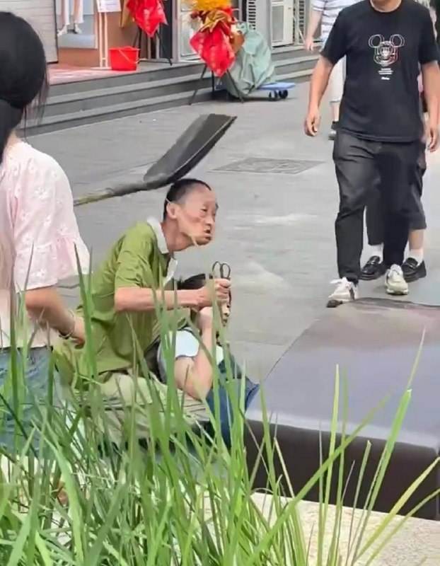 变态 老头 拿 妹子 当 #人质变态 老头 拿 妹子 当 #人质