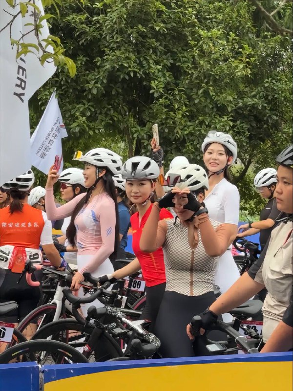 骑行圈是去年玩飞盘的吧 #骚鸡by 匿名投稿骑行圈是去年玩飞盘的吧 #骚鸡by 匿名投稿