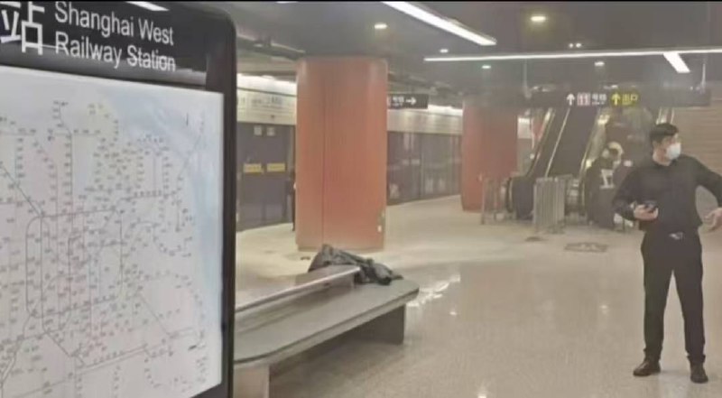 1月5日，上海地铁15号线上海西站，一男子随身携带的充电宝自燃，身上瞬间冒出明火，他急冲下电梯，现场工作人员发现后迅速用灭火器将火扑灭