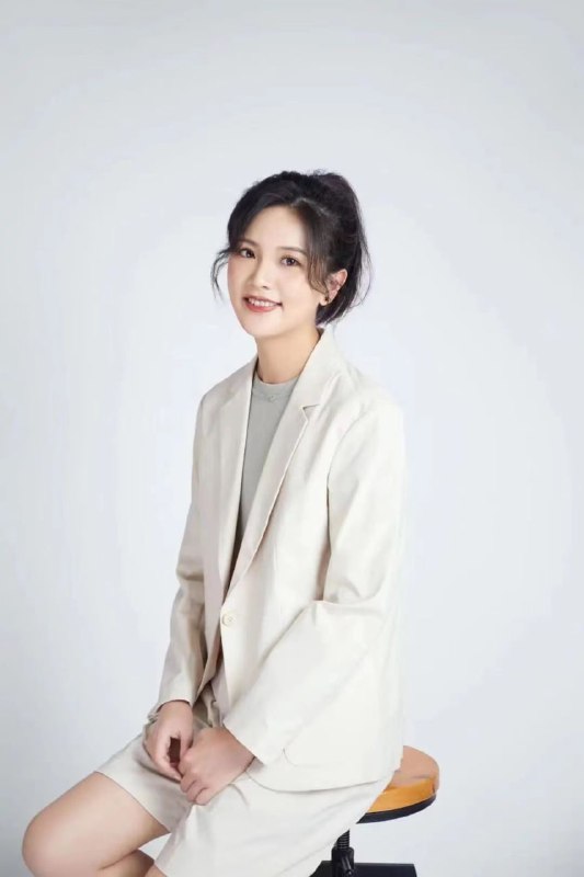 婁律師今日下午在桐鄉市人民法院參加一民事案件庭審代理活動結束後，遭該案對方當事人曹某某（男，36歲， #河南 籍）尾隨攜榔頭襲擊，造成婁律師頭部多處骨折，目前在桐鄉市第一人民醫院ICU救治，病情尚穩定