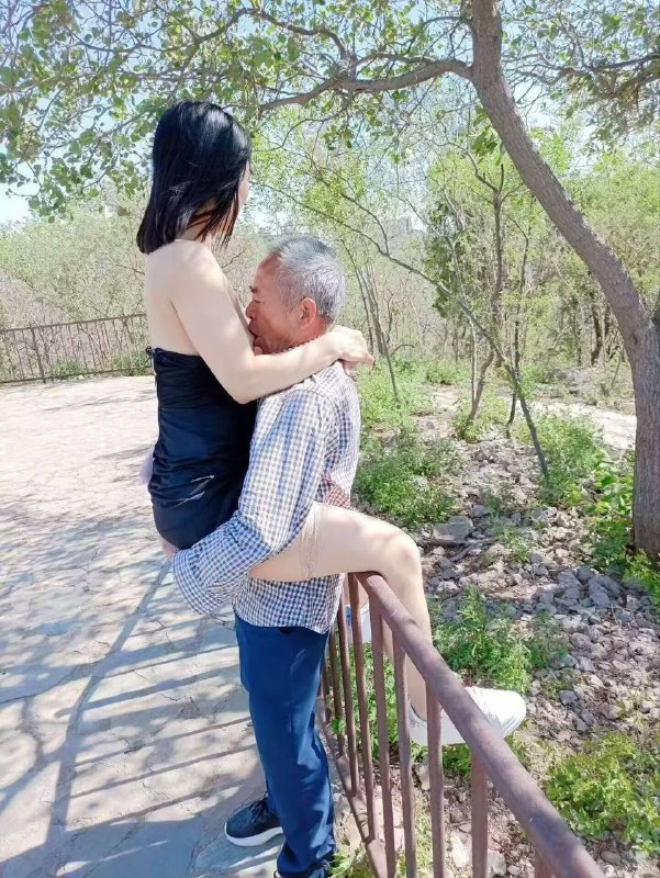 给 #大爷 #喂奶 补补钙 🍼 #恋老#户外 #主人的任务 谁拍的 ？