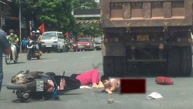 儿子 因 母亲 鲁莽驾驶，而下半身受伤  #车祸 #碾压感谢来自某频道的投稿！儿子 因 母亲 鲁莽驾驶，而下半身受伤  #车祸 #碾压感谢来自某频道的投稿！