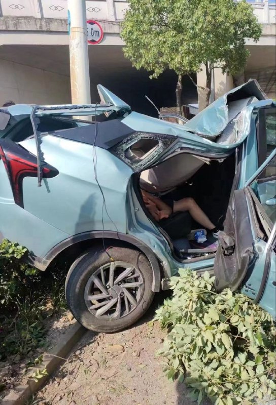 安徽 #合肥，东风大道，网约车失控，高速撞到路边，司机受伤，乘客疑似不治身亡