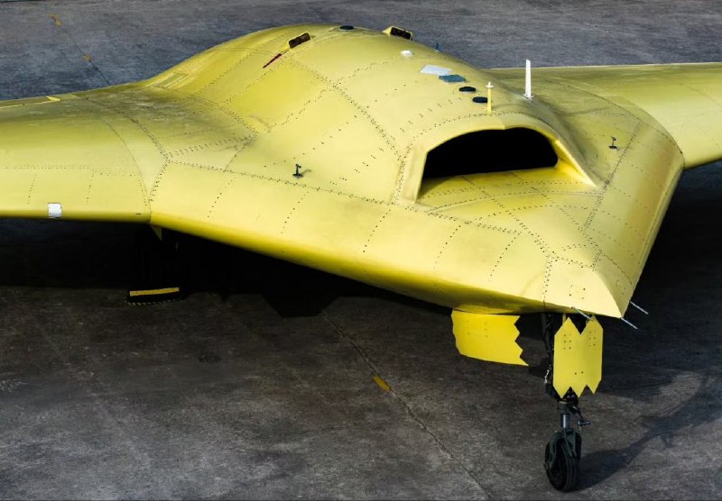 中国 继 九天 #无人机“航母”首习成功后，近日，隐身 无人机 彩虹 又顺利试飞CCTV《新闻联播》以《新型隐形高空长航时无人机“彩虹红-7（CH-7）”已完成首飞》为题报道此事，可见这不是小事——在世界范围都是领先的，可在敌方防空体系内部长期滞空而不被发现