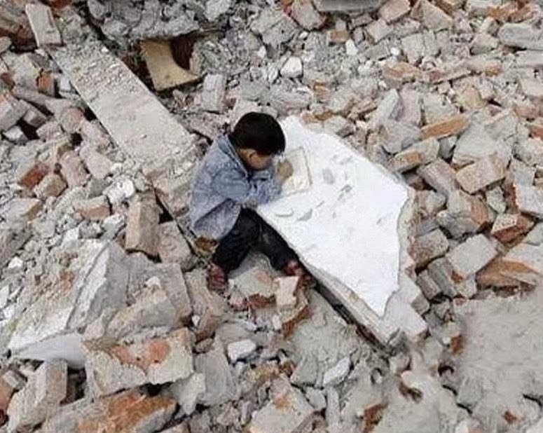 国内我一位朋友是公安局副局长，他给我讲过一个的强制拆迁的真实故事：他们辖区一处民房因赔偿没谈拢，当天下午被强制拆除，他被叫去维持秩序，房主两夫妻及父母被强行从家里带走关押，房主小孩放学回来看到被拆迁的家，一片废墟无所适从，家没有了又不敢离开，孩子太小他不知道发生了什么，只好趴在废墟的石头上边哭边写作业，等爸爸妈妈爷爷奶奶回来！副局长说我看到这场景当时眼泪就下来了，心想：这种伤天害理的事情要我还要干多久？从那之后副局长就经常失眠，他说我真的盼着赶紧退休！感谢家人们投稿！