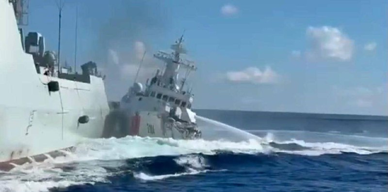 中国 两艘 海警船 在 黄岩岛 相撞 菲律宾 提供救援 南海 #海警为应对约 35 艘菲律宾渔船出现在马辛洛克浅滩（黄岩岛）海域的情况，菲律宾海岸警卫队于今晨派遣“特蕾莎·马格巴努阿”号（BRP Teresa Magbanua）、“苏卢安”号（BRP Suluan）以及“Pamamalakaya”号，执行“Kadiwa Para sa Bagong Bayaning Mangingisda（KBBM）”计划