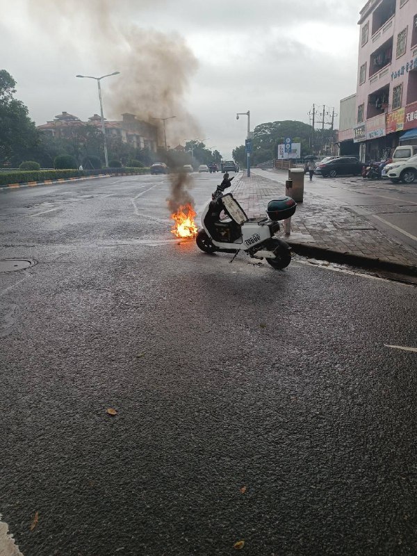 #外卖小哥 电瓶车 #自燃#外卖小哥 电瓶车 #自燃