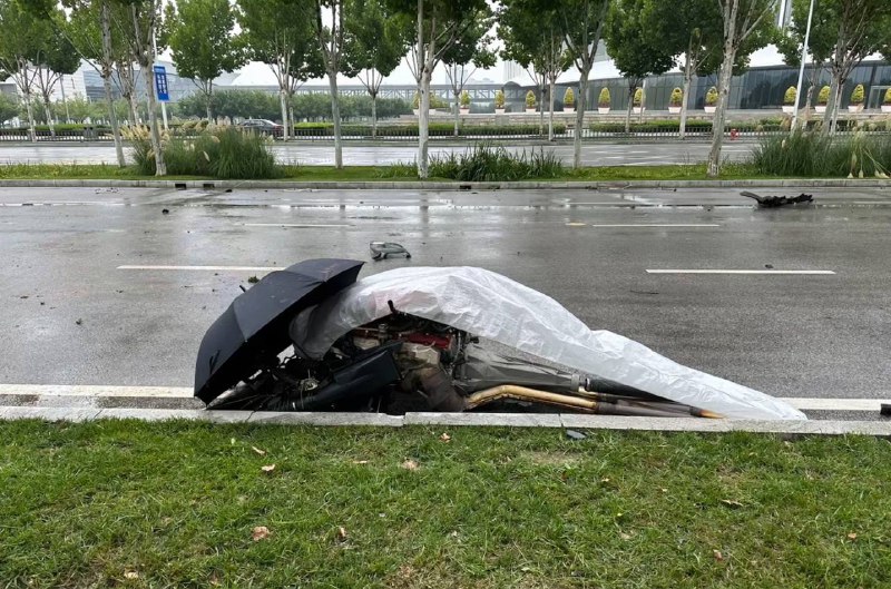 7.16 西安 #法拉利FUV 全国首撞，在会展中心门口撞了，发动机都撞出来了，很难想象车速有多快by 匿名投稿7.16 西安 #法拉利FUV 全国首撞，在会展中心门口撞了，发动机都撞出来了，很难想象车速有多快by 匿名投稿