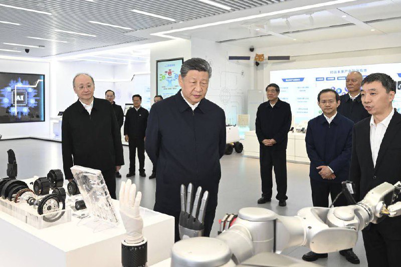 新华社：9日上午，习近平总书记来到位于北京亦庄的国家信创园，了解信息技术应用创新和北京加快建设国际科技创新中心情况，察看代表性科技创新成果展示，并同科研人员和科技企业负责人代表亲切交流