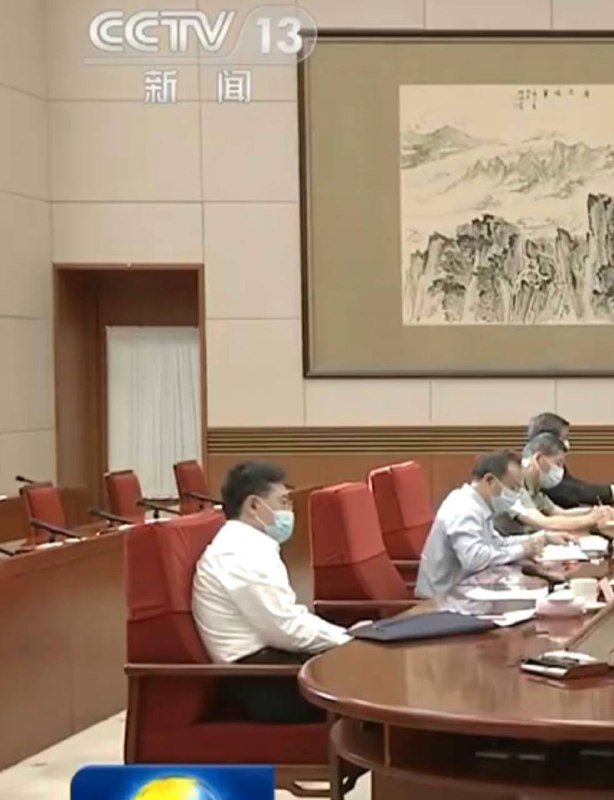 #秦刚 6月9日参加会议时的状态，图一为新华社审定后刊发的照片