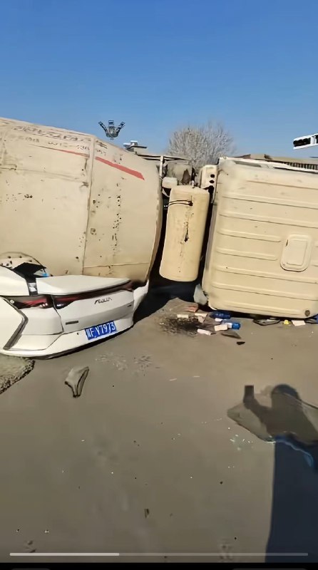 2.18日下午3点左右，河北 保定（曲阳二医院路口）珍惜生命 任何时刻切记远离大货车，谨慎驾驶注意安全！ #车祸 #压扁 #压缩2.18日下午3点左右，河北 保定（曲阳二医院路口）珍惜生命 任何时刻切记远离大货车，谨慎驾驶注意安全！ #车祸 #压扁 #压缩