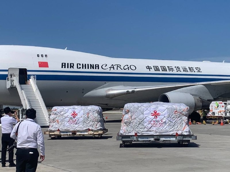 中国 紧急 援助 柬埔寨 物资 又到了今天（2025 年 12 月 28 日）上午 11 点，中国国际航空的波音 747-4FTF（400F）货机 CAO10903 （注册号 B-2475） 降落在甘达尔省德乔国际机场