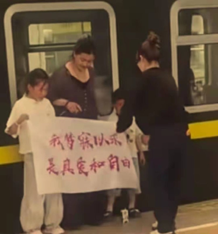 7月27，西藏拉萨 奇葩的人，就会有奇葩的事 小朋友 合影 落轨 掉下站台感谢家人们投稿！7月27，西藏拉萨 奇葩的人，就会有奇葩的事 小朋友 合影 落轨 掉下站台感谢家人们投稿！
