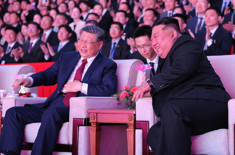 朝鲜文艺演出，第一次见习主席戴眼镜