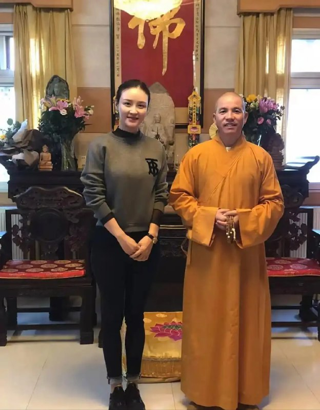 花开见佛，佛近女色——佛已在天上摇头了 中国 河南 少林寺 走了一个花和尚，又来一个花和尚，还是钦点的 #和尚 #佛教感谢来自某频道的投稿！花开见佛，佛近女色——佛已在天上摇头了 中国 河南 少林寺 走了一个花和尚，又来一个花和尚，还是钦点的 #和尚 #佛教感谢来自某频道的投稿！