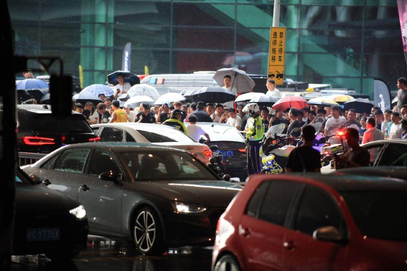 7月22日苏州gtshow 一辆奥迪车子漂移失败，下雨打滑，撞到栏杆，道路左侧位连撞6辆车导致车子受损