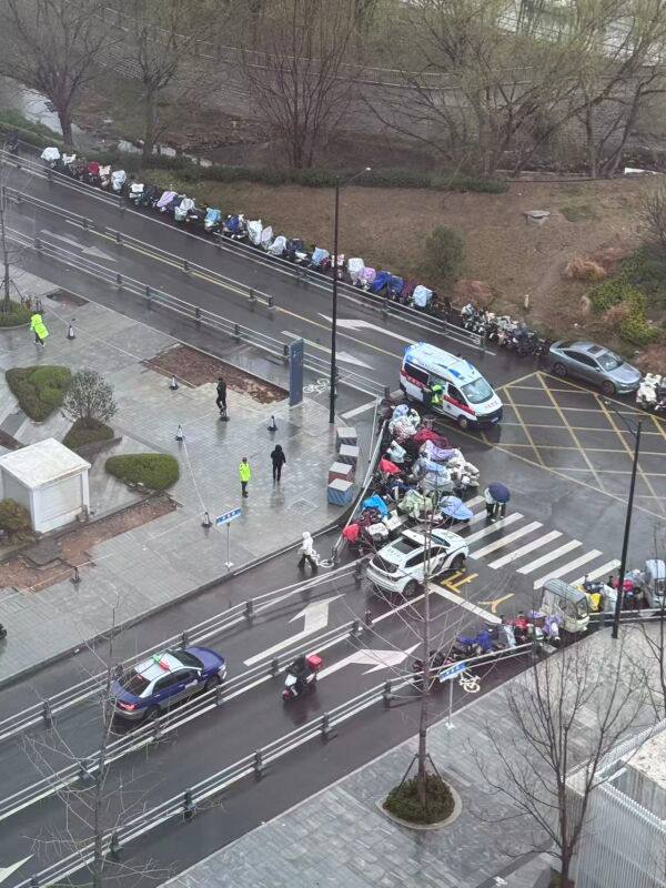 #跳楼 3月18日上午济南舜泰广场云泉中心楼上有人跳楼！感谢家人们投稿！#跳楼 3月18日上午济南舜泰广场云泉中心楼上有人跳楼！感谢家人们投稿！