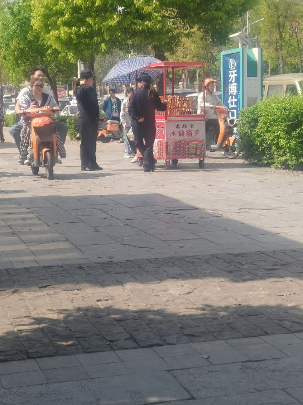 不知道这两位城管的小孩吃不吃糖葫芦😁#贵阳by 匿名投稿不知道这两位城管的小孩吃不吃糖葫芦😁#贵阳by 匿名投稿