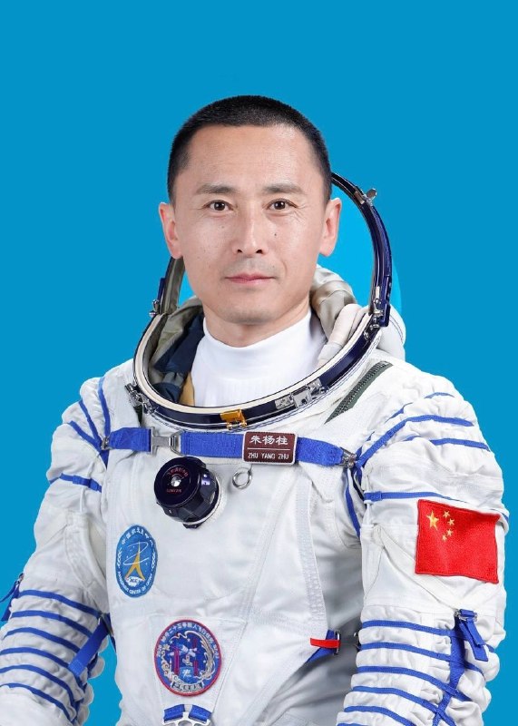 神舟二十三号航天员乘组由航天飞行工程师朱杨柱、航天驾驶员张志远、载荷专家黎家盈3名航天员组成，朱杨柱任指令长