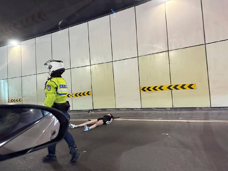 重庆摩博会开始 #女骑 赛6女骑昏迷不醒 #车祸by 匿名投稿重庆摩博会开始 #女骑 赛6女骑昏迷不醒 #车祸by 匿名投稿