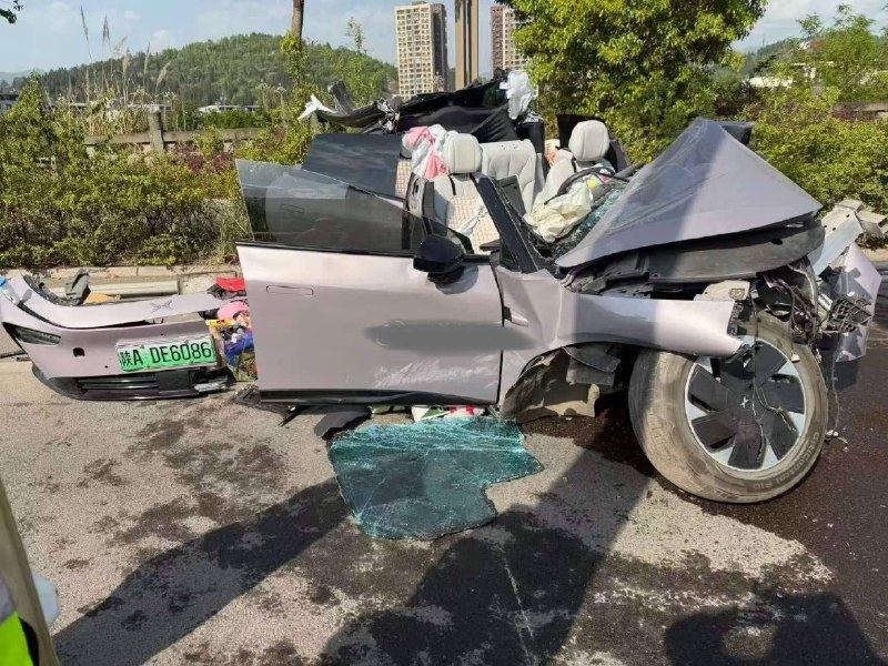 国内电车为了降本，这用料，实在是 #新能源 #车祸 解体感谢家人们投稿！国内电车为了降本，这用料，实在是 #新能源 #车祸 解体感谢家人们投稿！