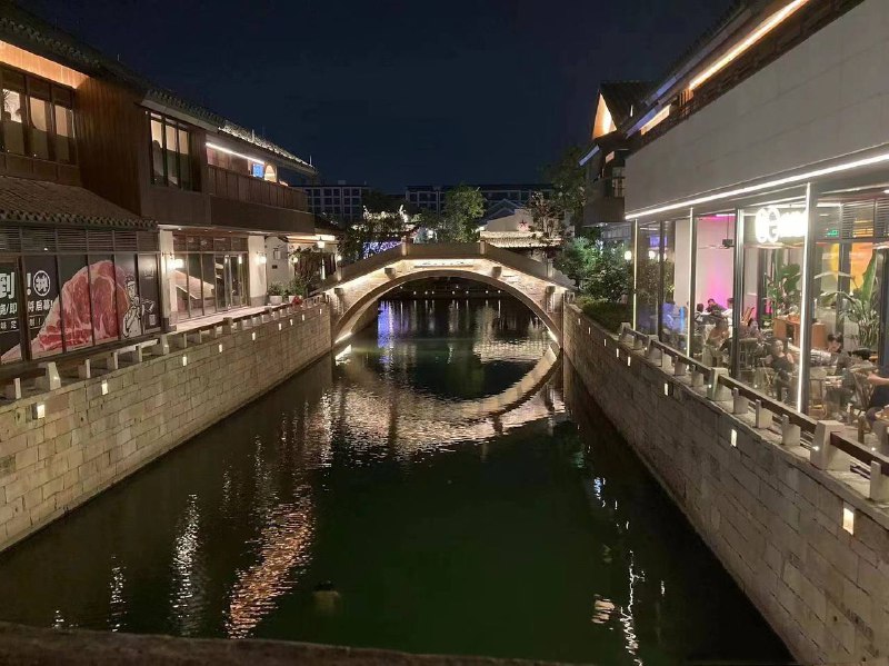 #吃瓜🍉 5月17日 在 #上海 蟠龙天地吃饭，吃着吃着看到一具尸体，但是有人说什么硅胶娃娃